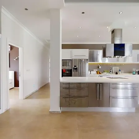 5bed 25m Pool, Garden, Alacati, Saison/month فيلة *
