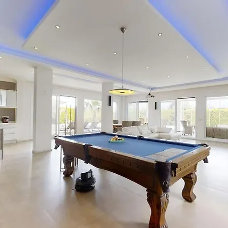 5bed 25m Pool, Garden, Alacati, Saison/month فيلة Çeşme