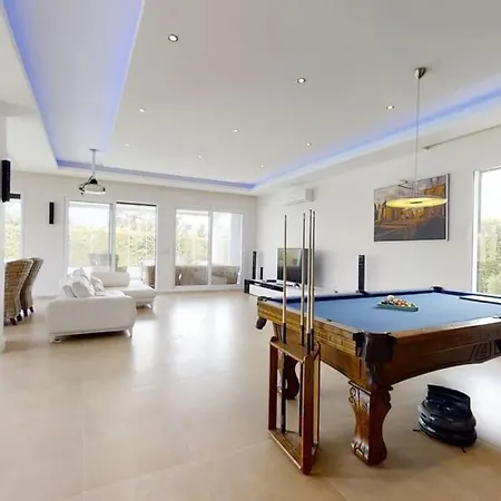 فيلة 5bed 25m Pool, Garden, Alacati, Saison/month Çeşme