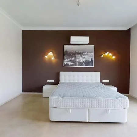فيلة 5bed 25m Pool, Garden, Alacati, Saison/month *