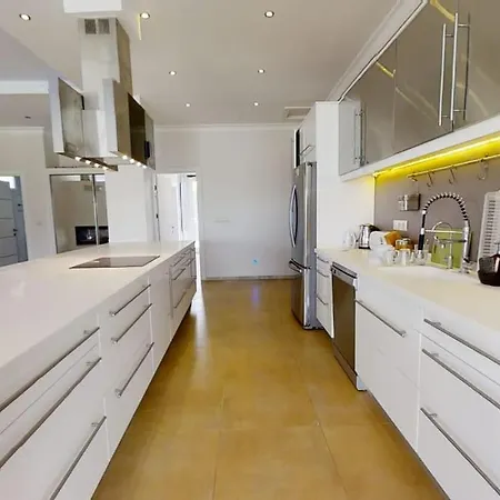 5bed 25m Pool, Garden, Alacati, Saison/month فيلة Çeşme