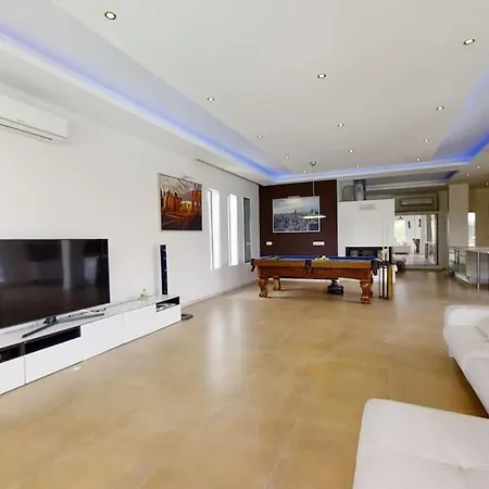 5bed 25m Pool, Garden, Alacati, Saison/month فيلة *