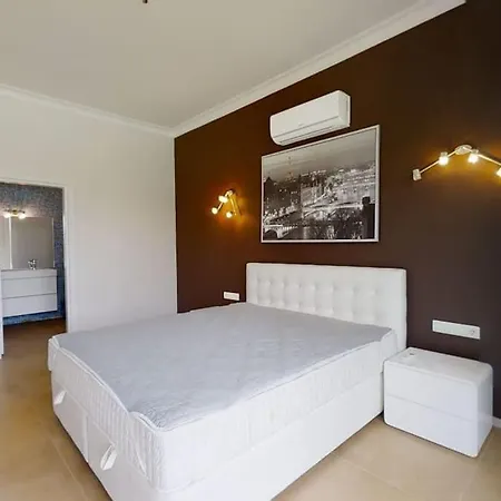5bed 25m Pool, Garden, Alacati, Saison/month فيلة *