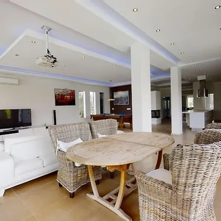 فيلة 5bed 25m Pool, Garden, Alacati, Saison/month *