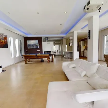 فيلة 5bed 25m Pool, Garden, Alacati, Saison/month