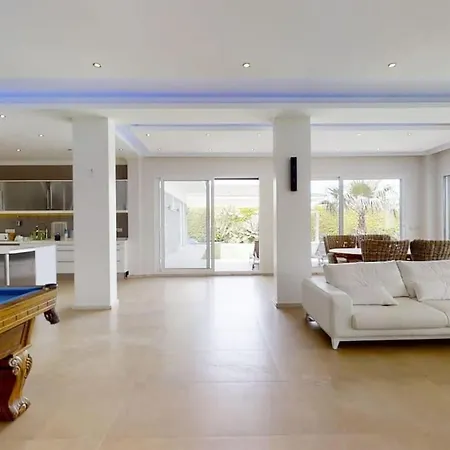 5bed 25m Pool, Garden, Alacati, Saison/month فيلة Çeşme