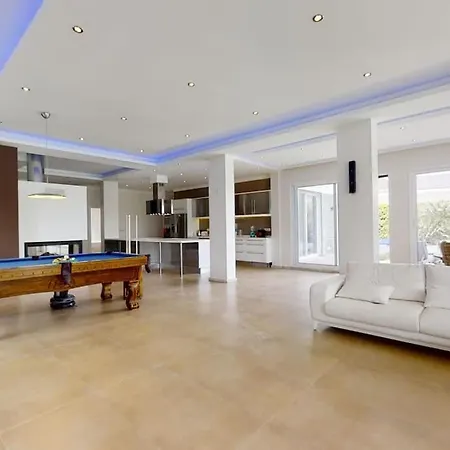 5bed 25m Pool, Garden, Alacati, Saison/month Villa *